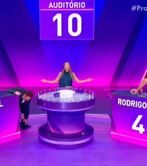 Raul Gil repete feito de Silvio Santos e perde as calças em programa