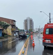 Motorista que derrubou poste na Leste-Oeste é socorrido com ferimentos no rosto e dor no tórax