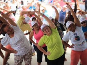 Comemoração do Dia do Idoso movimenta Praia de Pajuçara