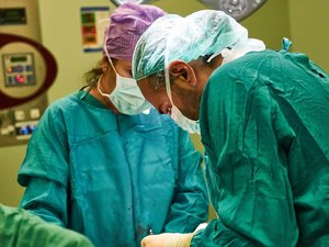 Procon multa hospital em R$ 242 mil por cobrança de anestesia