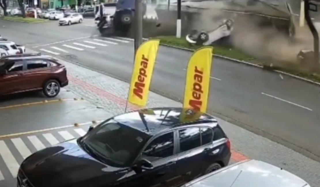 Carreta colide com oito veículos e deixa cerca de 10 feridos em Santa Catarina