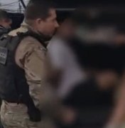 [Vídeo] Mulher se revolta ao ver filho preso por briga de torcida: 'esqueça que tem mãe'