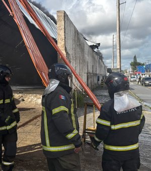 Oficial dos Bombeiros detalha operação para conter incêndio no Distrito Industrial