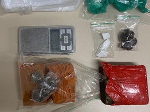 Polícia Civil prende mulher que fazia entrega de droga em praça de Maceió