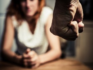 Homem não aceita fim de relacionamento e agride ex-mulher e filhas