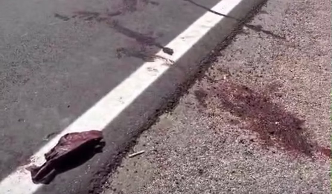 Motocicleta colide com van e deixa duas pessoas feridas em Mata Grande