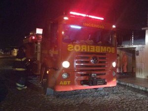 [Vídeo] Vela provoca incêndio em residência e quarto fica destruído