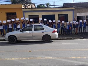 Alunos de Matriz de Camaragibe protestam e exigem melhorias na rede municipal