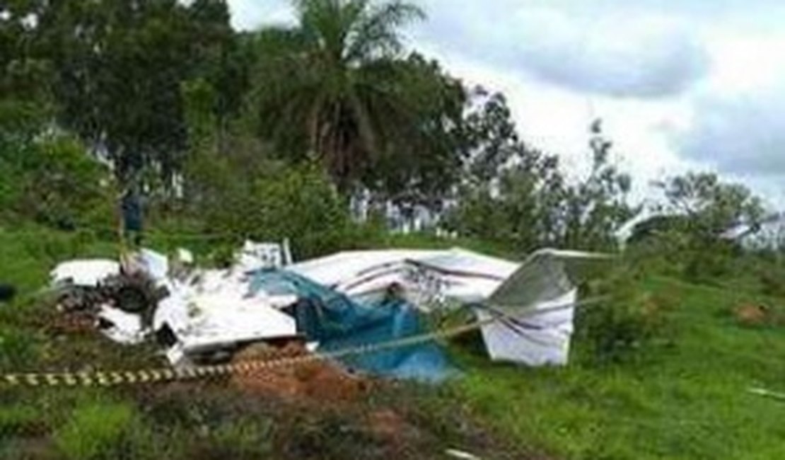 Três crianças e dois adultos morrem em queda de avião em Minas Gerais