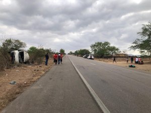 Van tomba às margens da rodovia BR-316 em Cacimbinhas