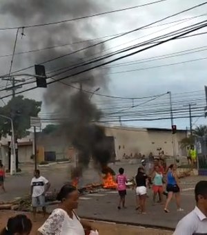 Moradores bloqueiam via no Jacintinho em protesto a corte de energia