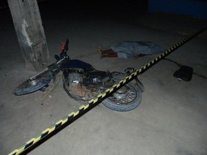 Motociclista morre após perder o controle e colidir em poste de energia