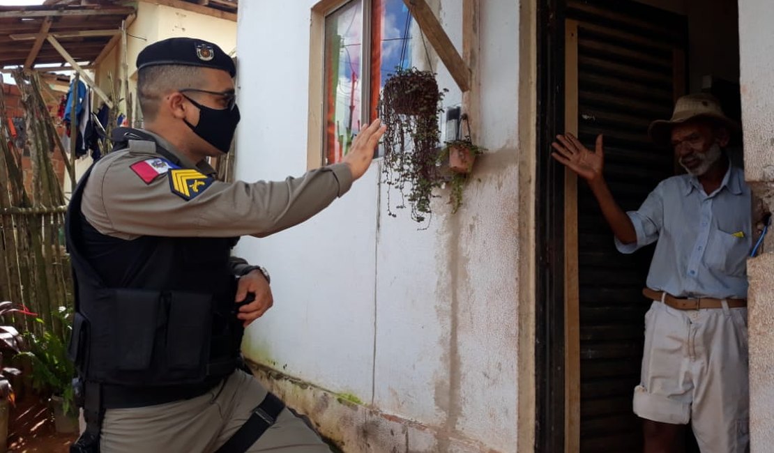 Policiais militares promovem doação de cestas básicas em Joaquim Gomes