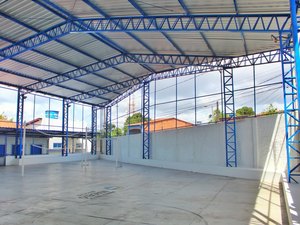 Prefeito entrega revitalização de escola no Jacintinho, nesta quinta-feira