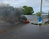 Moradores bloqueiam via pública do bairro Bebedouro por causa da falta d’água
