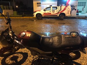 Motocicleta roubada é encontrada em posto de combustíveis em Arapiraca