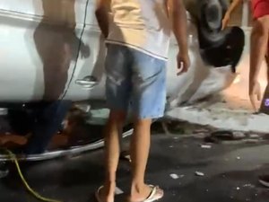Carro capota na Avenida Durval de Góes Monteiro, em Maceió