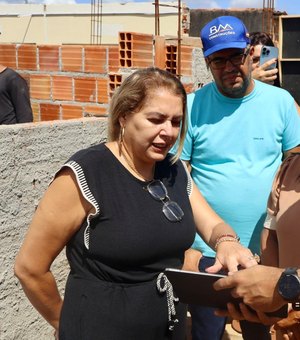 Tia Júlia visita obras de reforma e ampliação do CRAS de Palmeira dos Índios