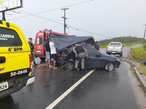 Carro colide em poste e homem fica ferido em Maragogi