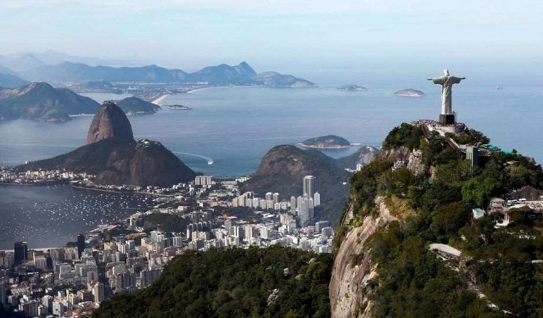 Bala perdida mata menina em morro no centro do Rio de Janeiro