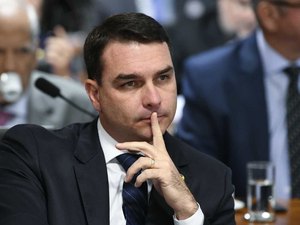 Enquanto MP prepara denúncia, defesa de Flávio ataca investigação