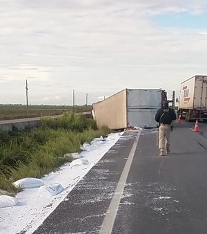 Caminhão tomba e derruba óleo em pista na Barra de São Miguel