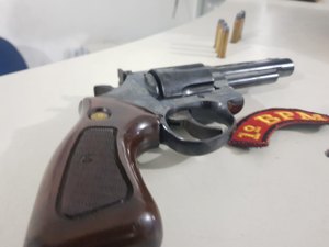 Homem é preso com revólver dentro de ônibus, em Maceió