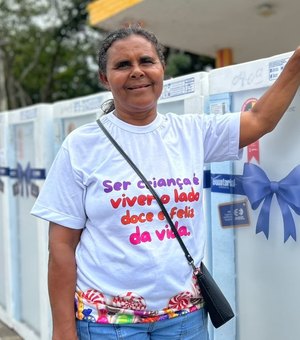 Moradora de Matriz de Camaragibe comemora troca de geladeira após 25 anos
