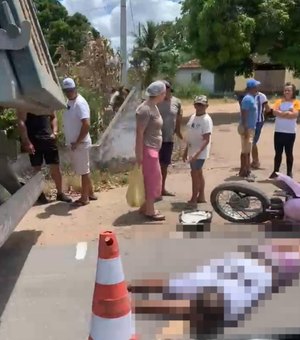 Caminhão dá ré, atinge moto e deixa homem morto na AL-110 em Arapiraca