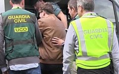 Jovem é levado pela polícia espanhola