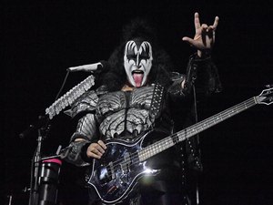 Gene Simmons, do KISS, testa positivo para a Covid-19 e banda adia shows