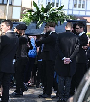 Funeral de Tom Parker tem membros do The Wanted carregando o caixão