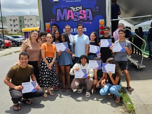 Rodrigo Cunha participa de ação de programa de educação tecnológica em Maceió