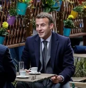 Presidente e premiê da França bebem café na calçada para celebrar reabertura de bares e restaurantes