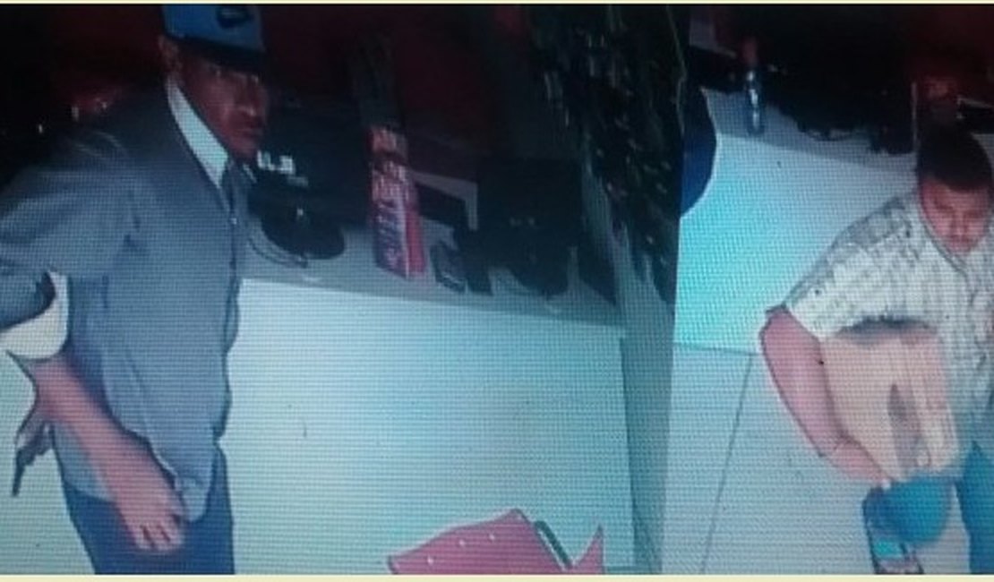 Criminosos armados rendem funcionários de loja e roubam produtos