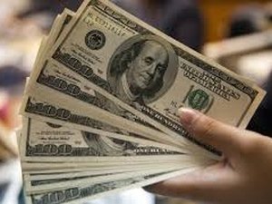 Dólar volta a cair e fecha no menor valor em mais de dois meses