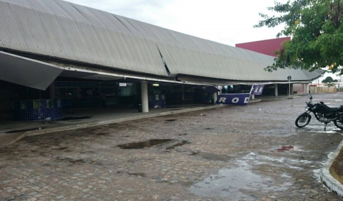 Tempestade derruba fachada da rodoviária, telhados,muros e provoca muitos estragos em Arapiraca