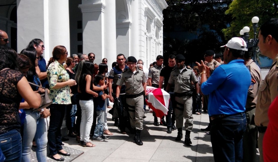 Cortejo e honrarias militares marcam sepultamento de militares