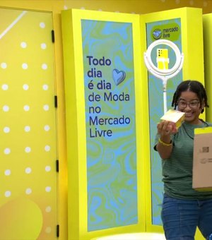 Ana Paula presenteia Milena com perfume da Moschino;  Samira acompanha cena.