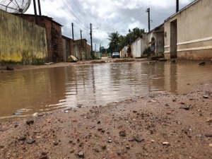 [Vídeo] Buracos e lama causam transtornos para moradores do bairro Boa Vista, em Arapiraca