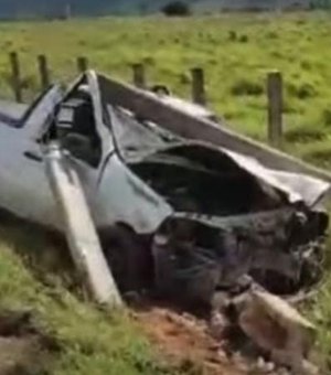 Carro colide contra dois postes de energia em Palmeira dos Índios