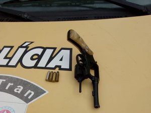 Polícia apreende arma de fogo com adolescente na parte alta de Maceió