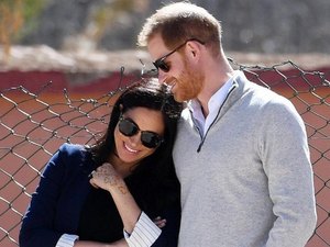 Príncipe Harry e Meghan Markle fogem de paparazzi em Roma