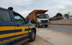 PRF realiza fiscalização de caminhões canavieiros na BR 101