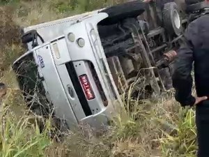 Caminhão tomba no Trevo de Olho d’Água das Flores e provoca lentidão na AL-220