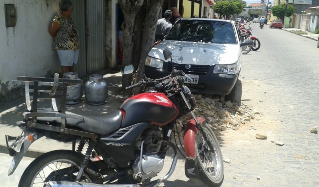 Motorista embriagado invade contramão e colide em moto