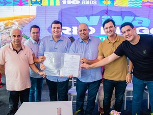 Prefeito Carlos entrega Central Farmacêutica e anuncia obras pelos 110 anos de Rio Largo