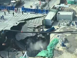 Buraco se abre no meio da rua, engole avenidas e cria cena de terror na China