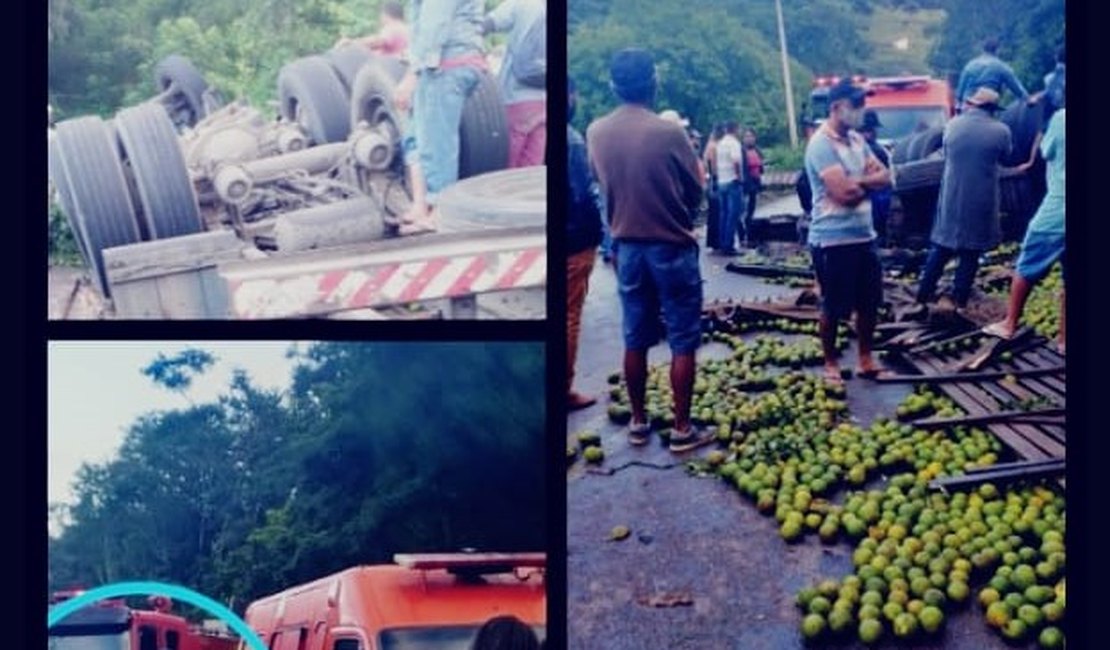 Caminhão carregado de laranjas capota na rodovia PE-218, povoado Lagoa de São José, em Pernambuco