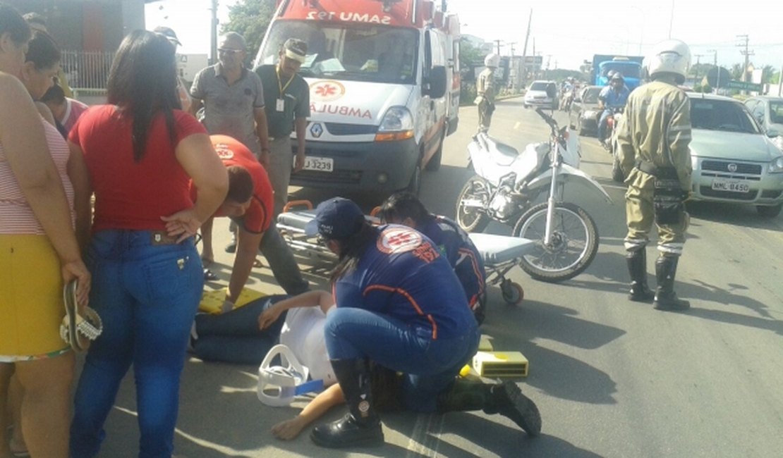Mulher freia bruscamente a moto e derrapa na Avenida José Alexandre